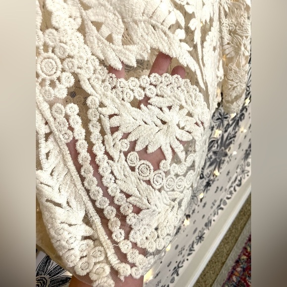 Beautiful lace semi sheer long sleeve blouse, floral embroidery, size M - Picture 3 of 8